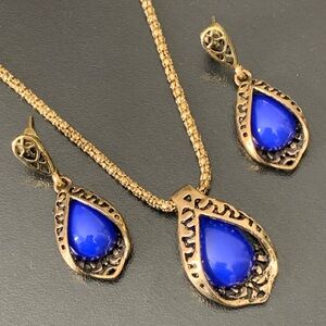 Lovely Parure in Gold and Cornflower Blue Pendant Necklace with Earrings